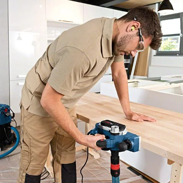 Plaina-GHO-26-82-D-710W-220V-em-acao-1