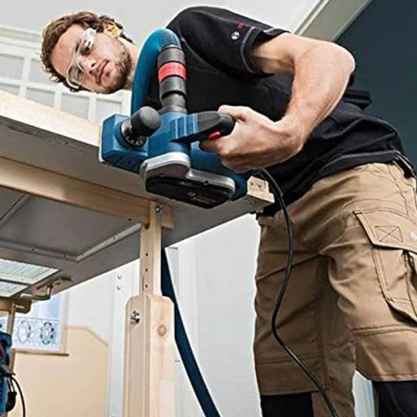 Plaina-GHO-26-82-D-710W-220V-em-acao-2