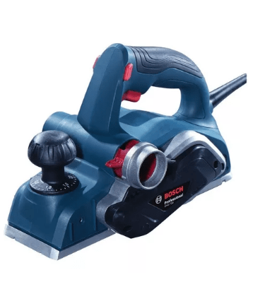 A plaina elétrica é uma ferramenta utilizada para nivelar, desbastar e dar acabamento em superfícies de madeira. Ela possui uma lâmina afiada que gira rapidamente, removendo camadas finas de madeira para criar uma superfície plana e uniforme.