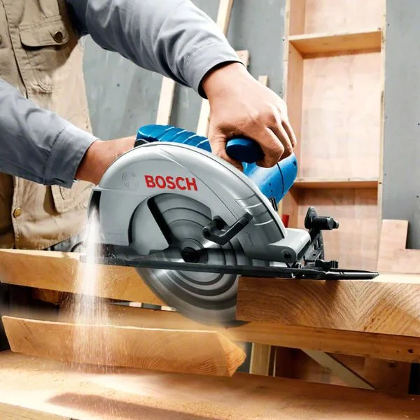 Serra-circular-GKS-235-bosch-em-acao-alugserv