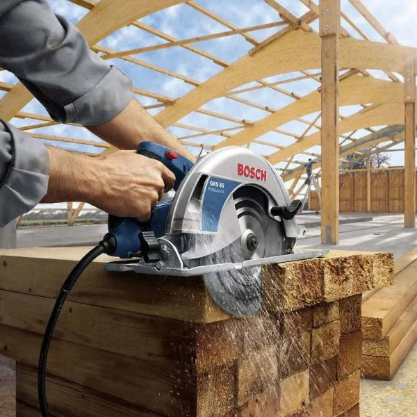Serra-circular-GKS-235-bosch-em-acao-madeira-alugserv