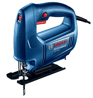 A serra tico-tico é uma ferramenta elétrica utilizada para realizar cortes curvos, retos e em diferentes ângulos em materiais como madeira, plástico e metal fino. Ela é especialmente projetada para oferecer maior precisão e versatilidade em trabalhos de marcenaria, carpintaria e projetos de bricolagem.